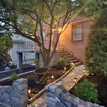Entire Modern 1 Fam House/ 7 Min Walk To Nyc Train Villa